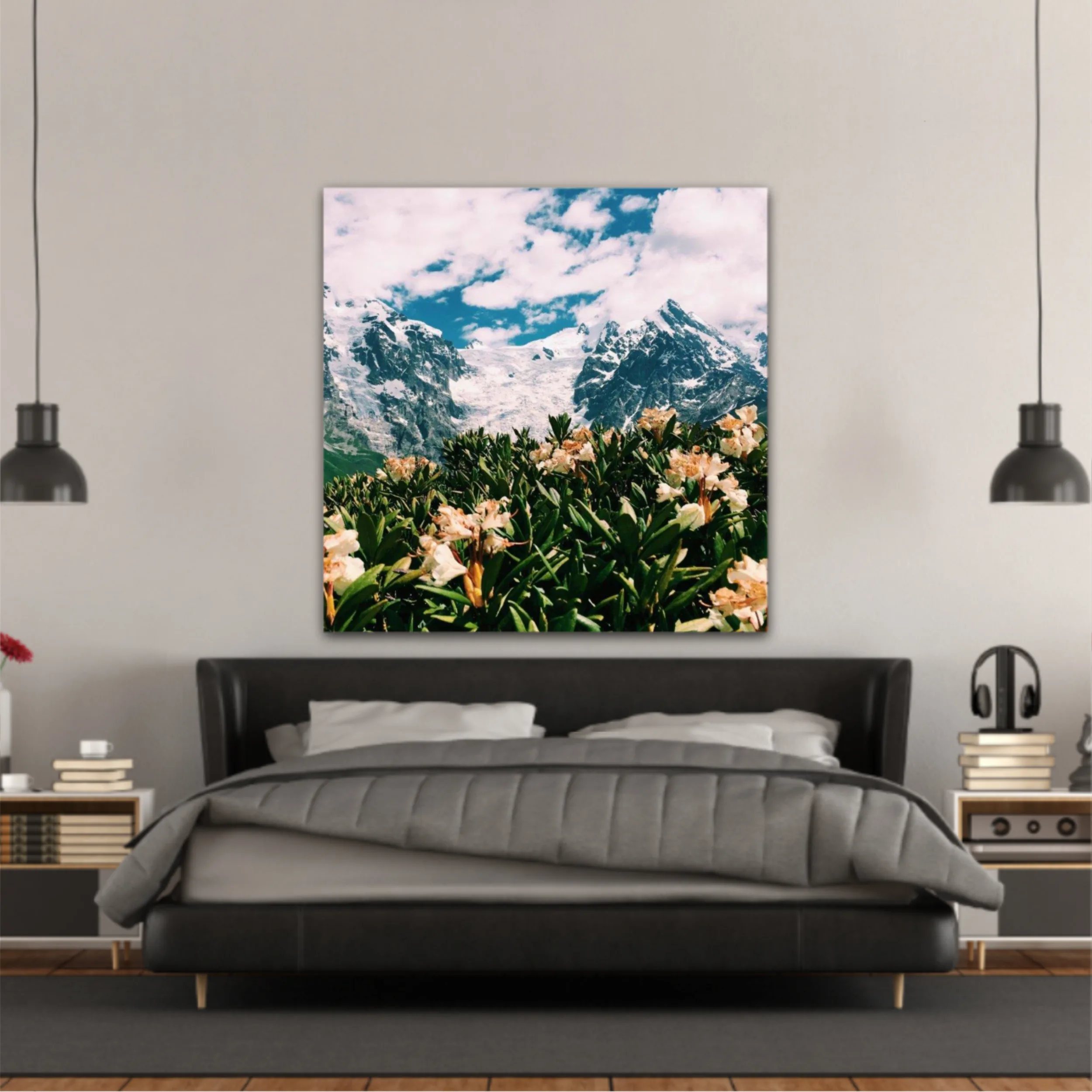 Rododendron înflorit și ghețarul superb Svaneti, Georgia
