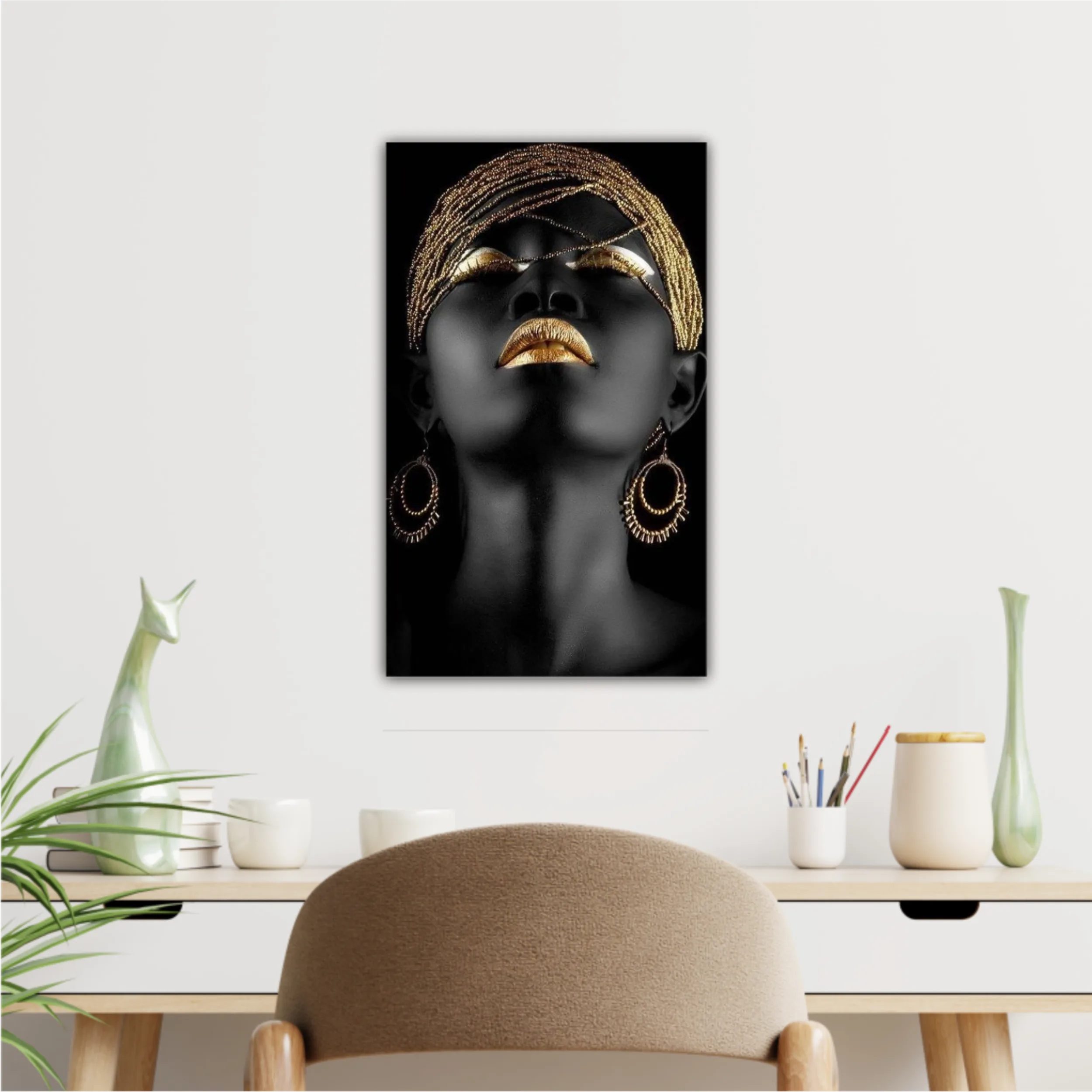 Women in golden details - Lips golden