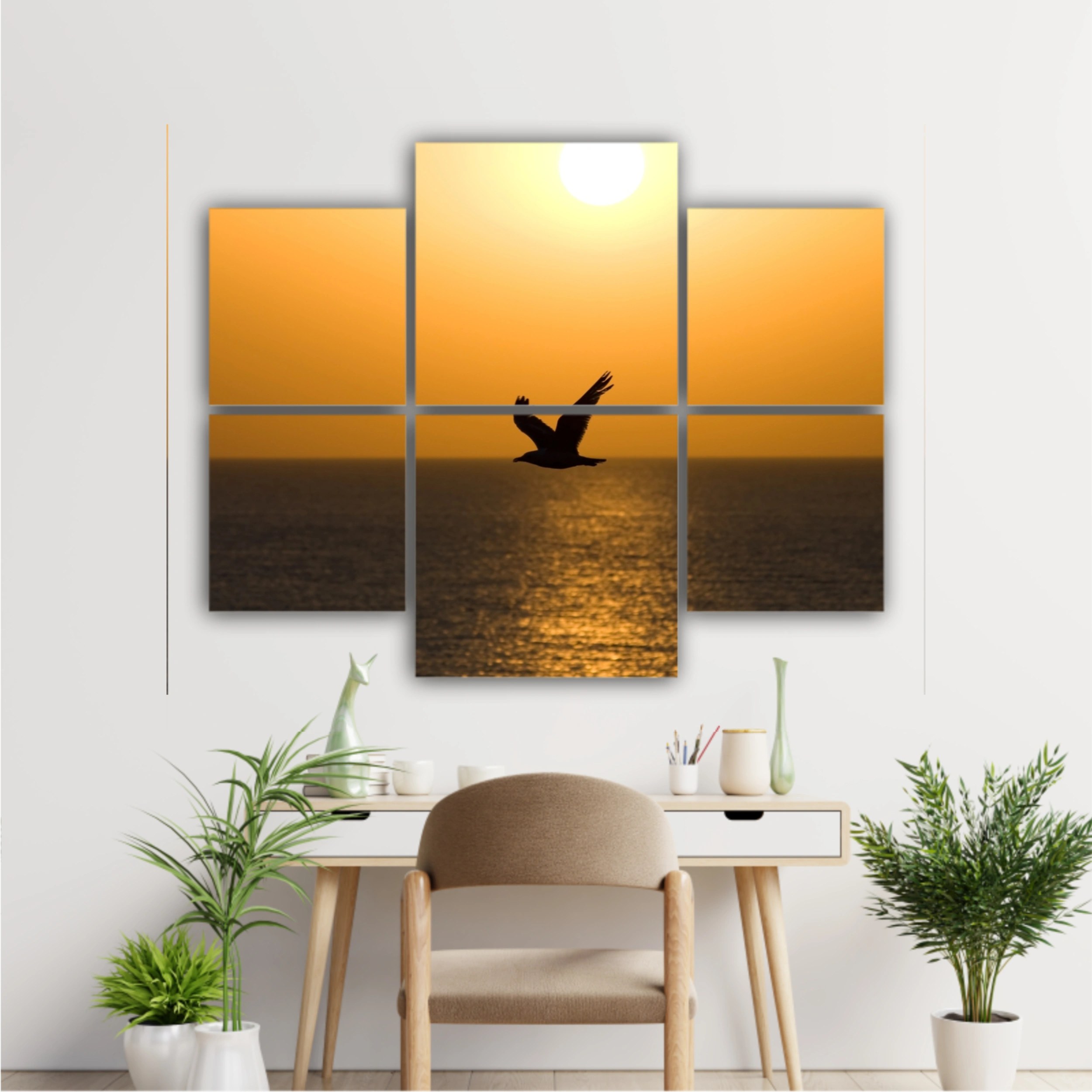 Pescărușul care zboară peste mare la apus   |   Seagull soaring over the sea at sunset