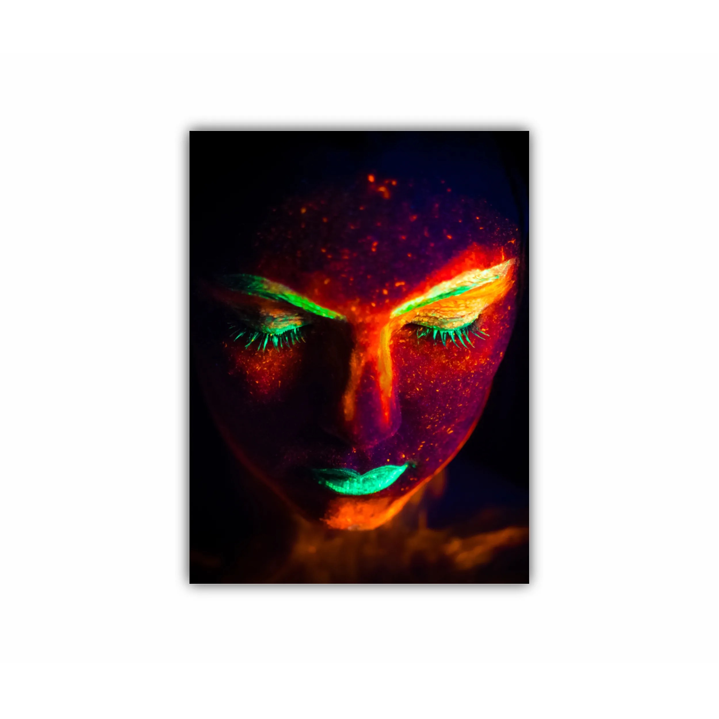 Portret de femeie cu machiaj cu vopsea fluorescenta sub lumina UV neon