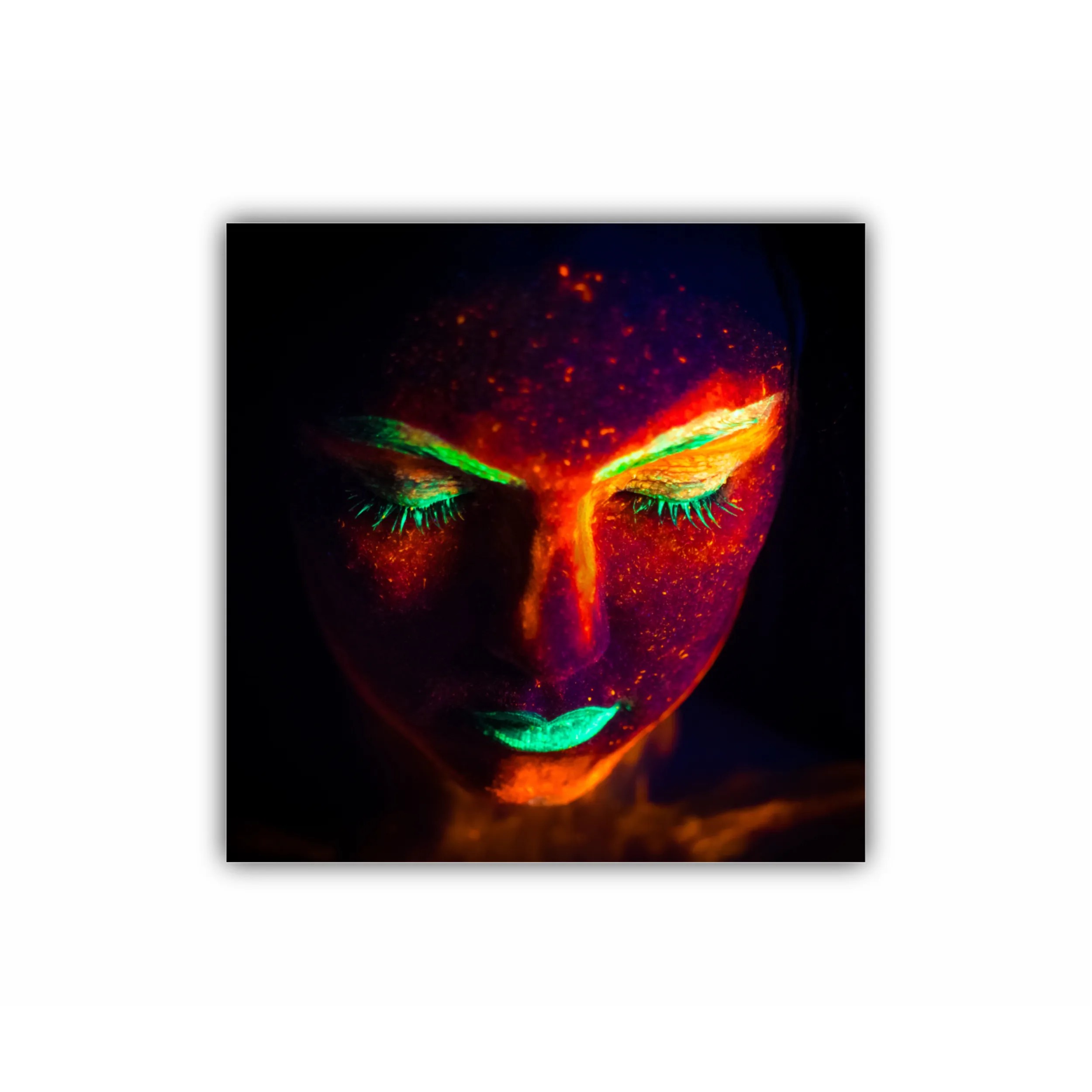 Portret de femeie cu machiaj cu vopsea fluorescenta sub lumina UV neon