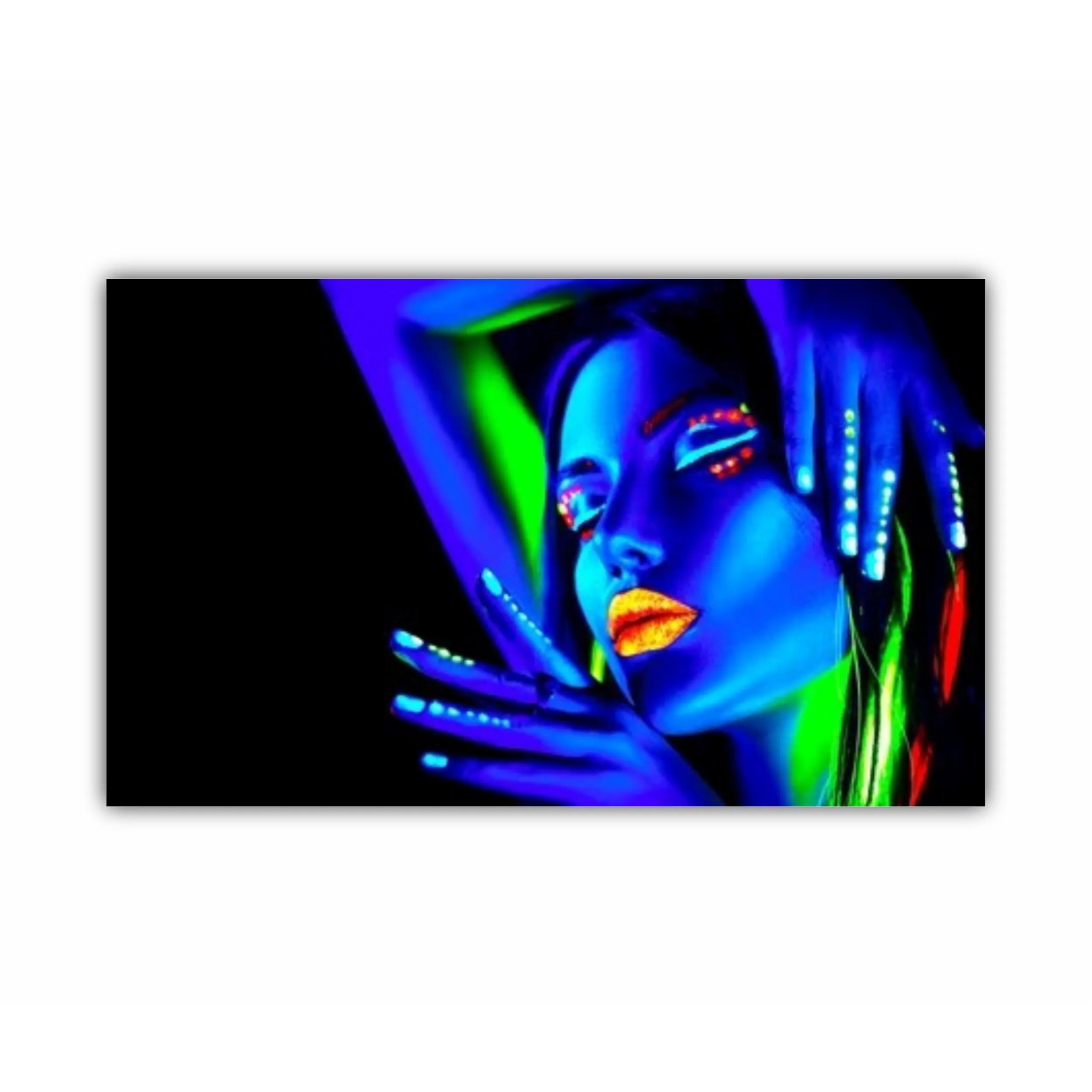 Dansatoare disco in lumina de neon - Model de moda femeie in lumina de neon 2