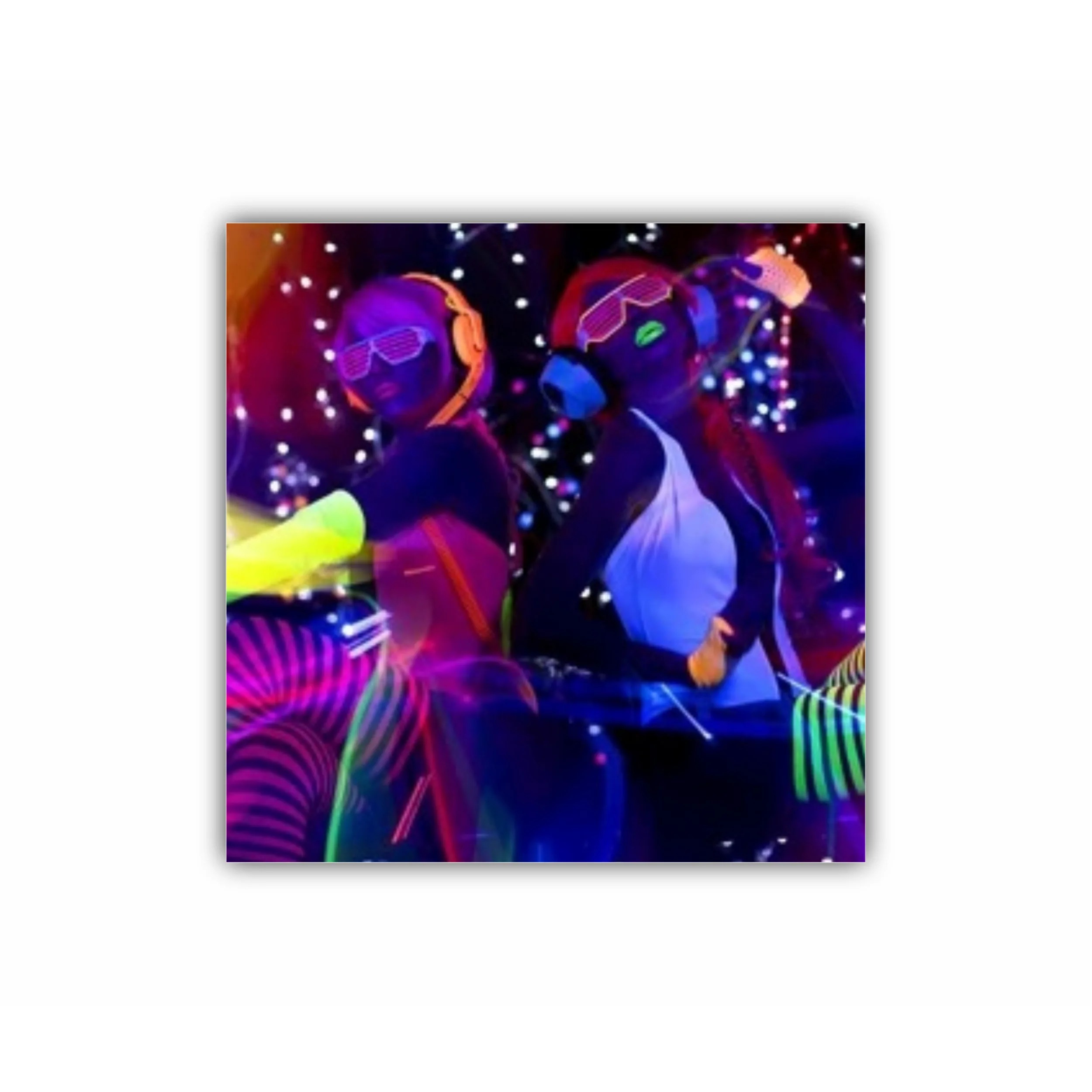 2 femei sexy cyber glow raver filmate in haine fluorescente sub lumina neagra UV