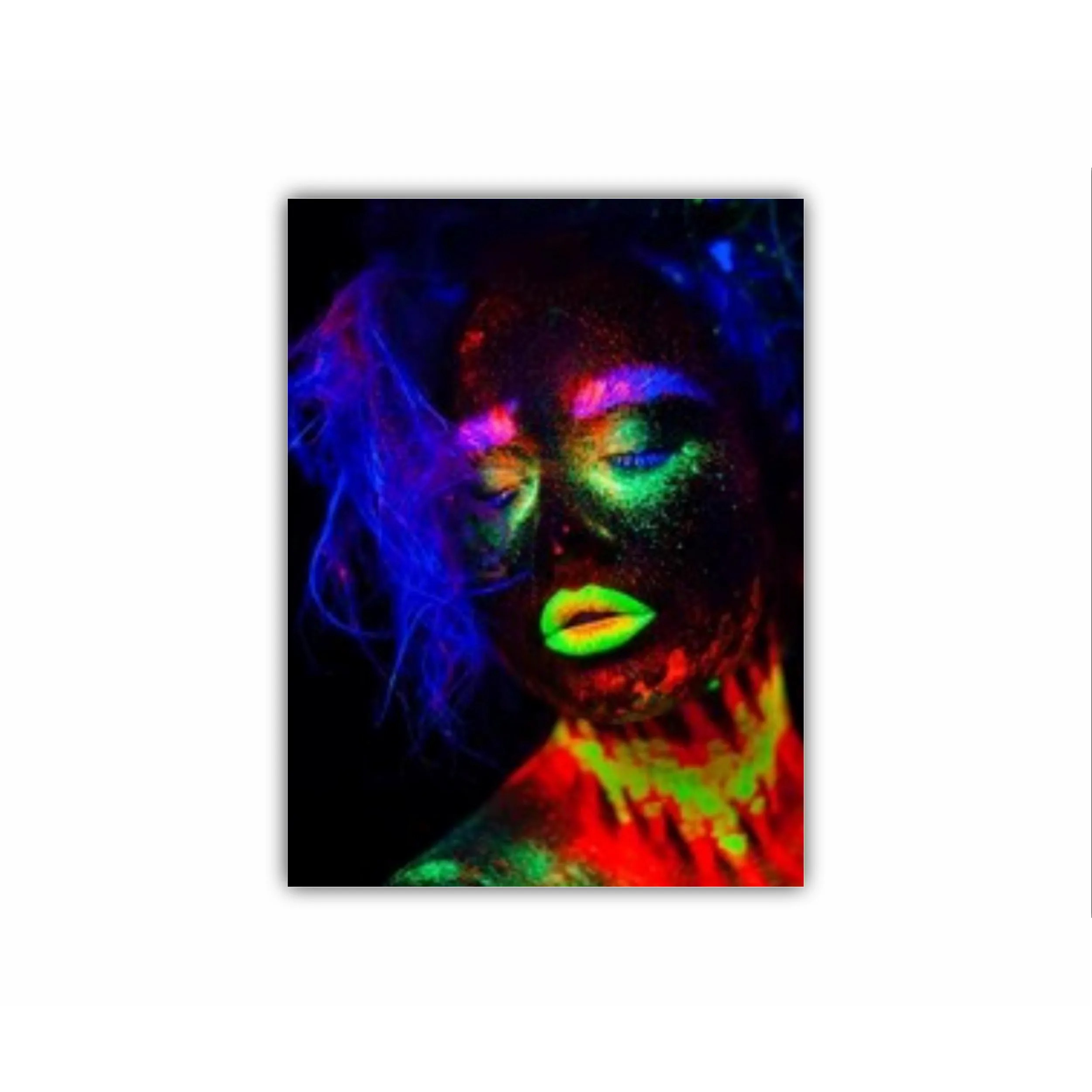 Frumoasa femeie model extraterestra cu par albastru si buze verzi in lumina de neon 2