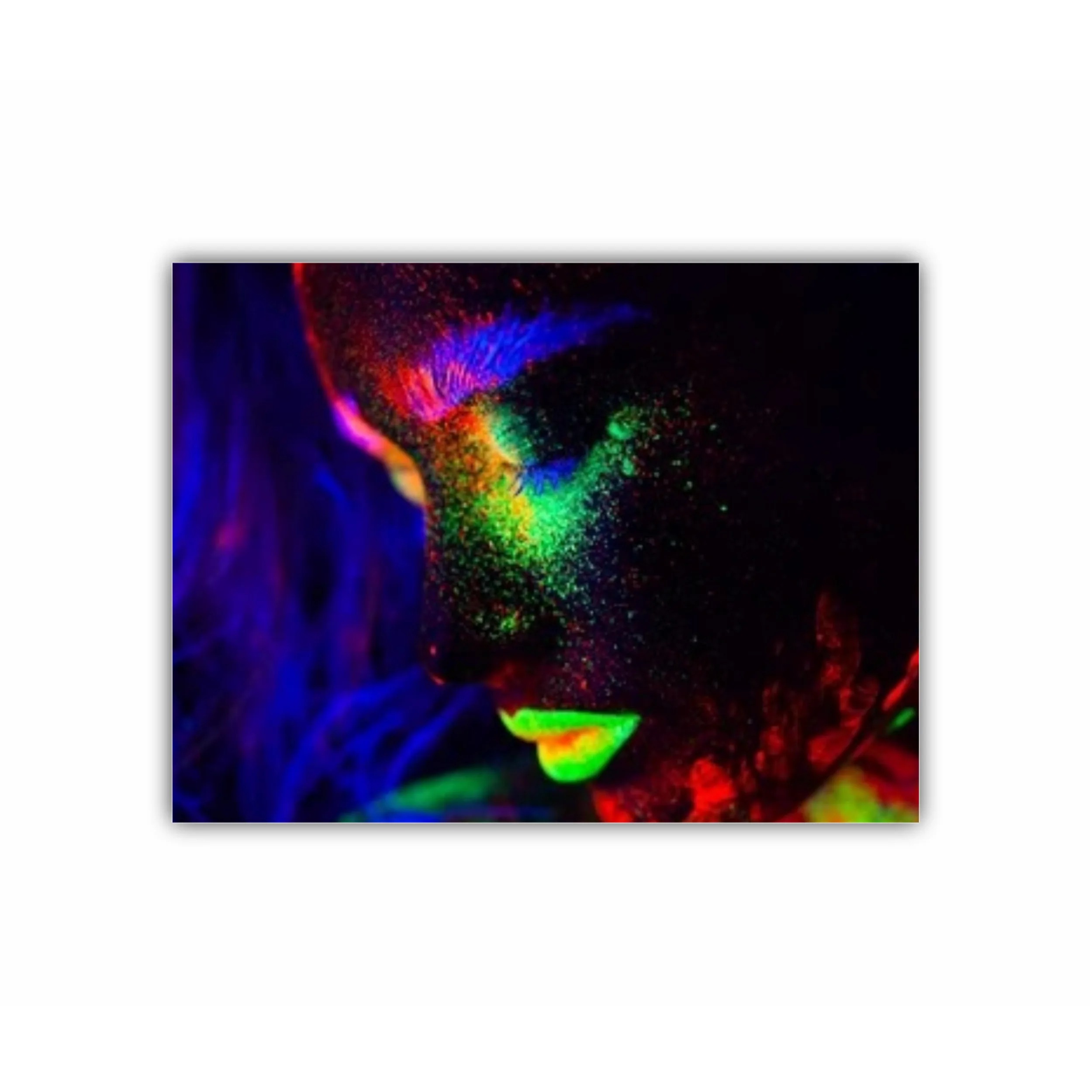 Frumoasa femeie model extraterestra cu par albastru si buze verzi in lumina de neon 4