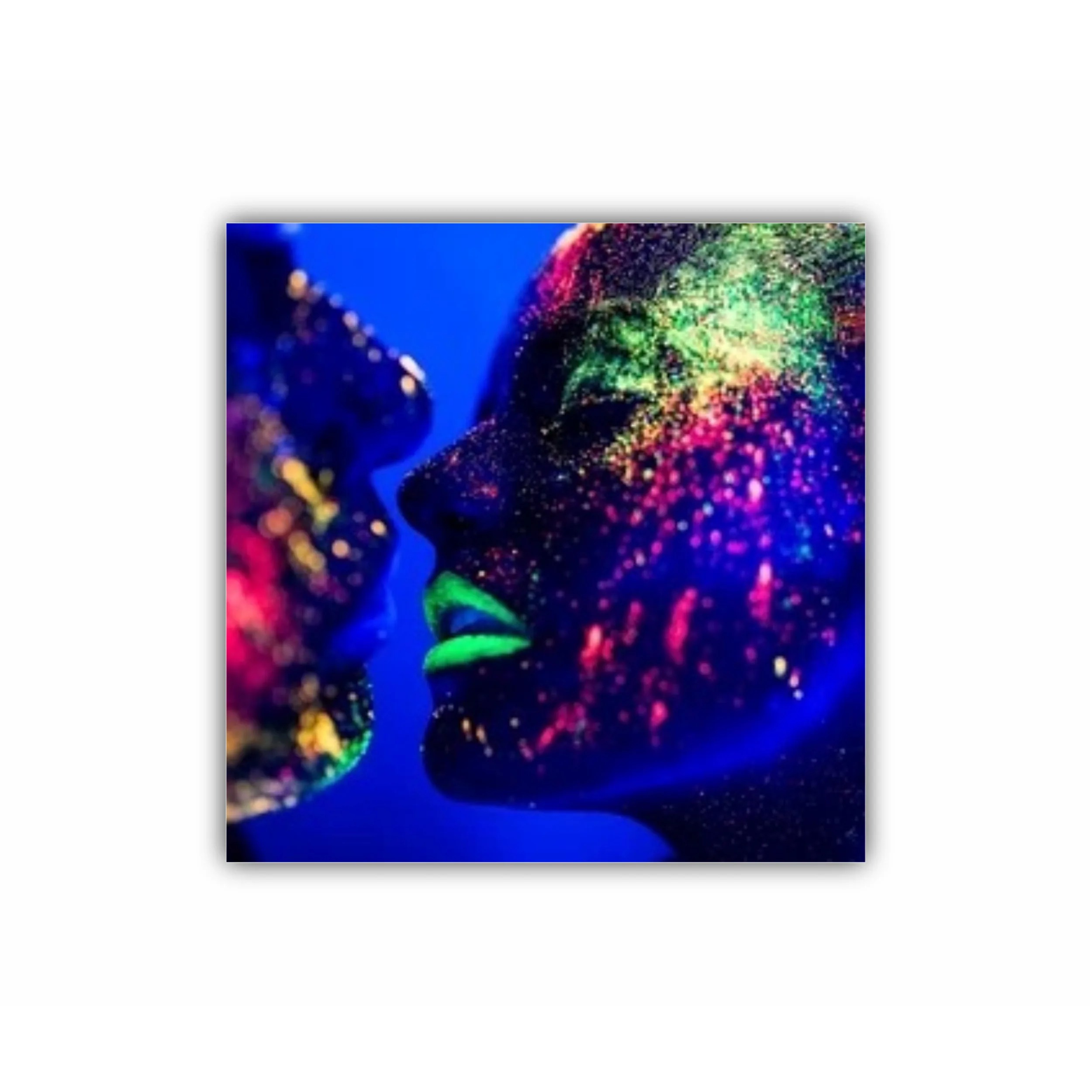 Fluorescenta colorata - o pereche de indragostiti dansand la o discoteca