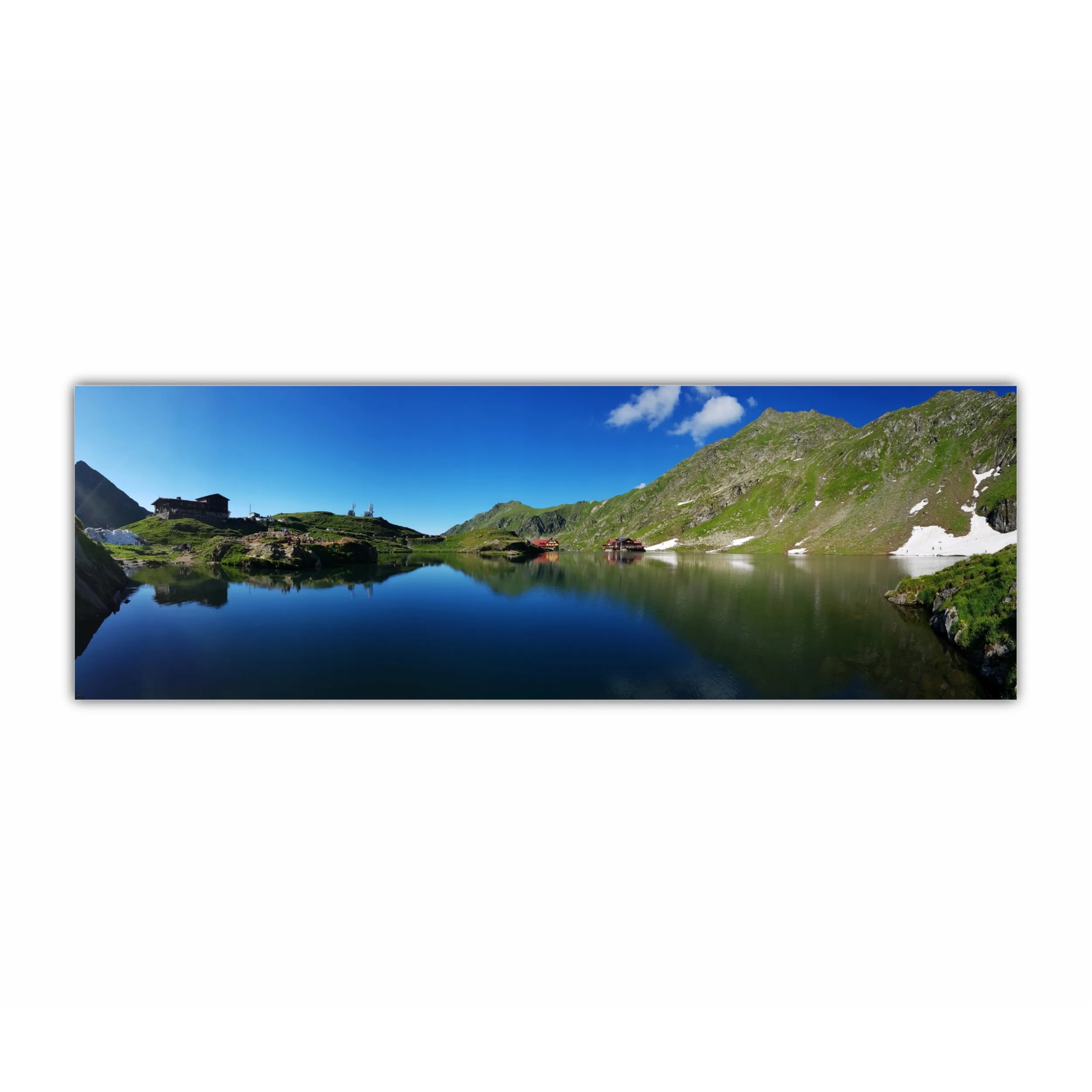 Frumos lac vulcanic Balea la mare altitudine - pe muntii Fagaras - Romania