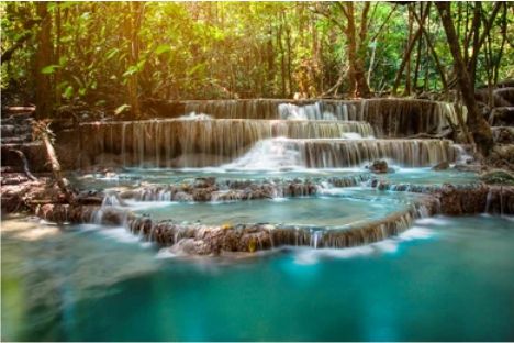 Cascada Huay Mae Khamin cu lumina la amiaza in padurea tropicala - Thailanda